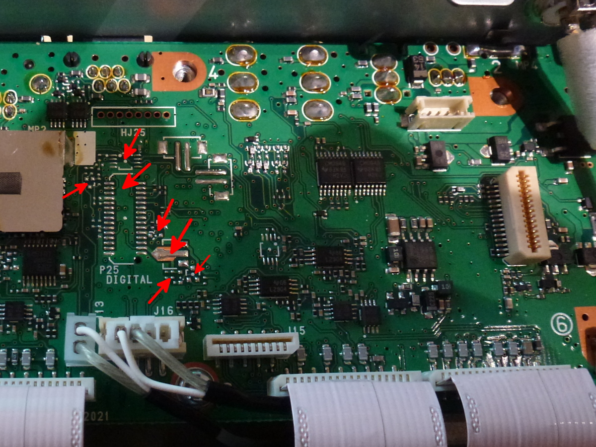 Missing parts on the PCB of the model lacking the P25 slot
