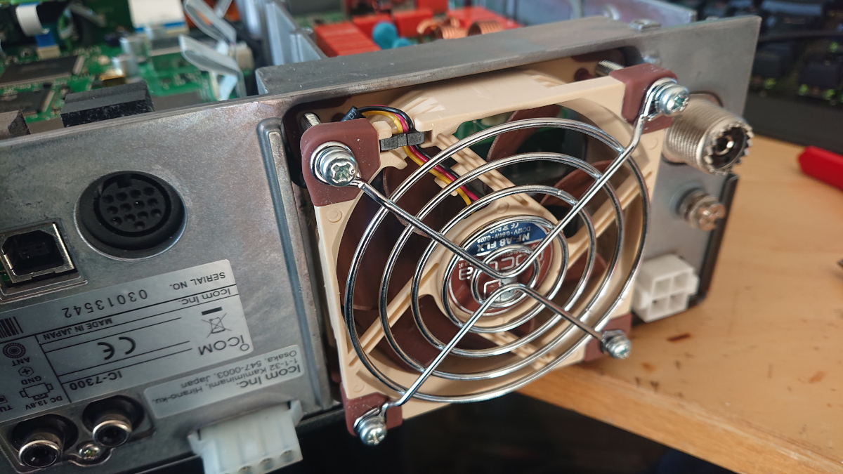 Noctua NF-A8 mounted on IC-7300